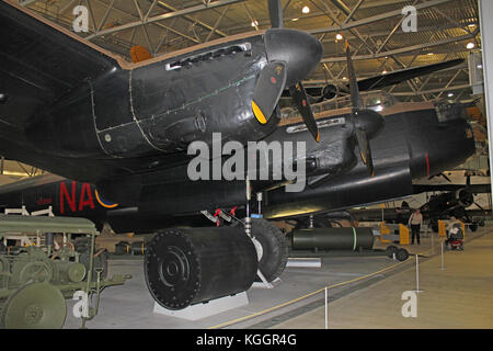 Dam Busters Bouncing Bomb. Conçu par Sir Barnes Wallis et largué sur les infrastructures hydrauliques industrielles nazies par des bombardiers Lancaster dirigés par Guy Gibson Banque D'Images