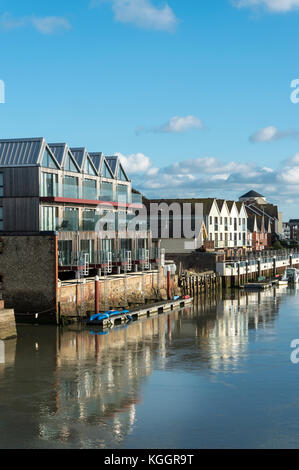 Moderne, contemporain, Riverside à Littlehampton maisons sur la rivière Arun Banque D'Images