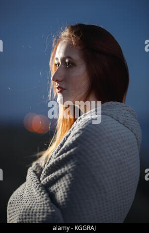 Portrait de la beauté d'automne fille rousse à l'extérieur dans le crépuscule. Banque D'Images