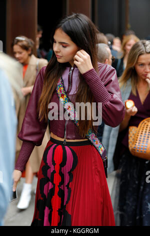 Après Mary Katrantzou fashion Street LFW SS18 Charing Cross Road London 2017 Septembre. Les bloggers, appuyez sur, les acheteurs de quitter le lieu Topman. Banque D'Images