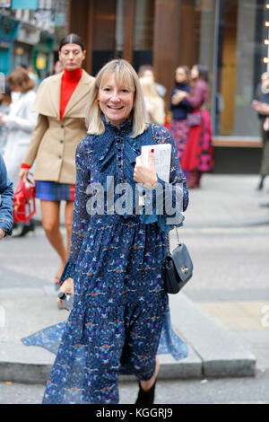 Après Mary Katrantzou fashion Street LFW SS18 Charing Cross Road London 2017 Septembre. Les bloggers, appuyez sur, les acheteurs de quitter le lieu Topman. Banque D'Images