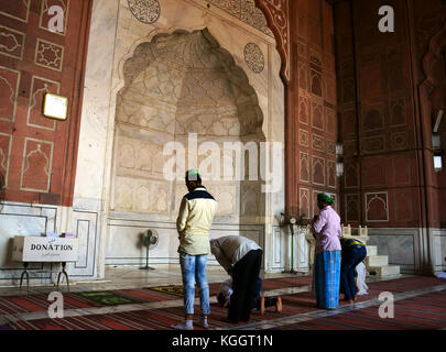 Les musulmans pendant la prière du vendredi dans la mosquée de Fatehpuri Masjid dans Old Delhi, Inde Banque D'Images