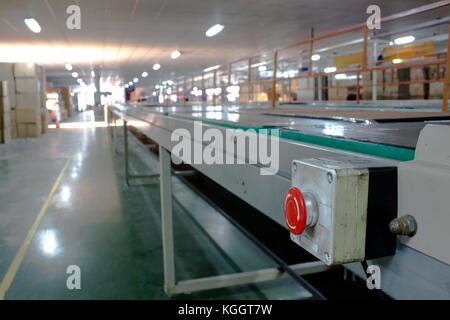 Le bouton d'arrêt d'urgence arrête la machine en cas d'urgence Banque D'Images
