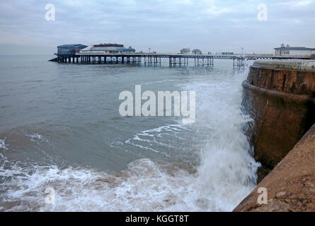 Une vue de la jetée et une marée haute sur une journée de novembre dans North Norfolk à Cromer, Norfolk, Angleterre, Royaume-Uni. Banque D'Images