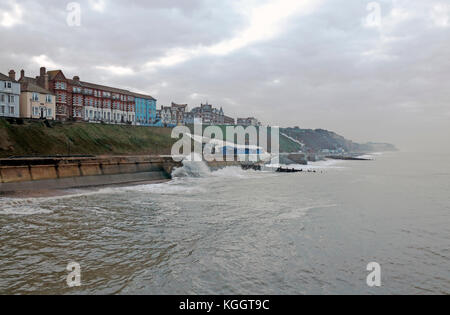 Une vue sur le front de mer et une marée haute par un après-midi gris de novembre dans le nord du Norfolk à Cromer, Norfolk, Angleterre, Royaume-Uni. Banque D'Images