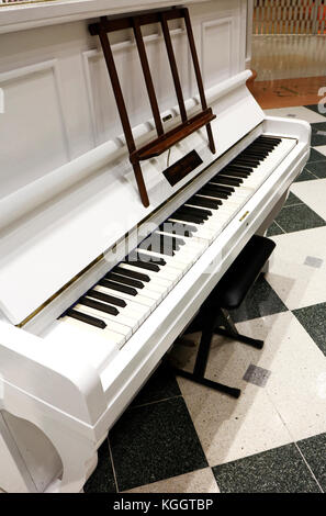 Un clavier d'un piano blanc. Banque D'Images