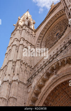 Shot verticale de la cathédrale seu à Palma de Majorque, une destination touristique populaire Banque D'Images