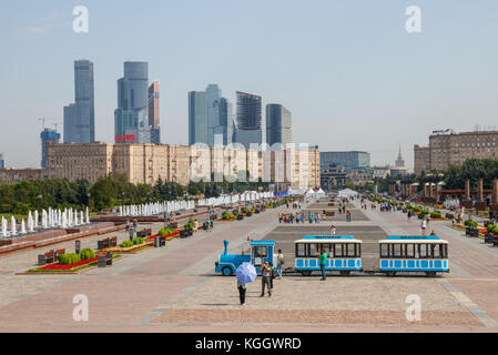 Colline Poklonnaya Kutuzovsky Prospekt, avec des immeubles d'habitation et centre d'affaires internationales (CBIM) à l'arrière-plan. Moscou, Russie. Banque D'Images