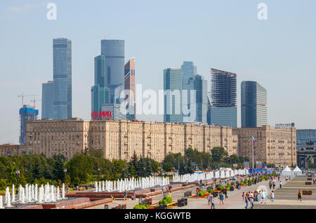 Colline Poklonnaya Kutuzovsky Prospekt, avec des immeubles d'habitation et centre d'affaires internationales (CBIM) à l'arrière-plan. Moscou, Russie. Banque D'Images