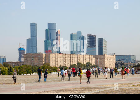 Colline Poklonnaya Kutuzovsky Prospekt, avec des immeubles d'habitation et centre d'affaires internationales (CBIM) à l'arrière-plan. Moscou, Russie. Banque D'Images