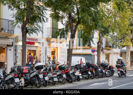 Des scooters et des commerces, la ville d'Ibiza, Iles Baléares, Espagne. Banque D'Images