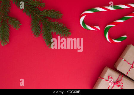 Fond de Noël avec des cadeaux de Noël, le sapin twings et des cannes de bonbon. Haut de la vue, télévision lay. L'espace de copie pour le texte Banque D'Images