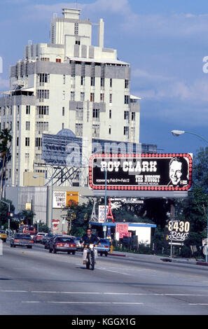 Le Sunset Strip avec panneau d'affichage pour Roy Clark et le Sunset Tower Hotel anciennement The St. James Club, circa 1977, Los Angeles, CA., États-Unis Banque D'Images