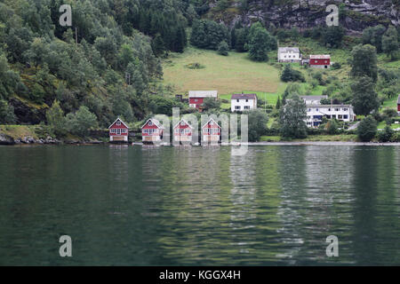 L'Unesco et l'aurlandsfjord naeroyfjord pittoresque vu de l'eau Banque D'Images