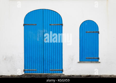 Porte bleue et fenêtre à volets, Alghero, Sardaigne, Italie. Banque D'Images