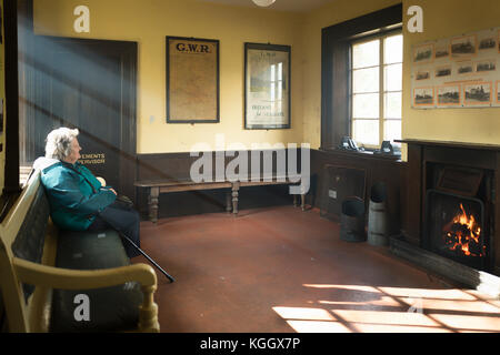 Dans une demeure victorienne Mesdames fer Salle d'attente avec un feu de cheminée pour le chauffage à Cranmore East Somerset gare dans l'UK Banque D'Images