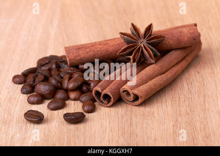 Tasse de café avec les grains de café sur fond de bois Banque D'Images