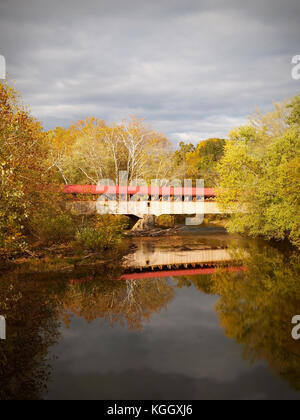 Photographie verticale de l'Academia Pomeroy pont couvert, à travers la rivière Tuscarora dans Juniata Comté, New York, une journée d'automne. Banque D'Images