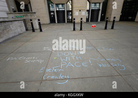 Down with PACE Chalked sur le trottoir à l'extérieur de Richmond House, Whitehall, Londres, Royaume-Uni Banque D'Images