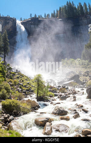 Nevada falls se jette dans la Merced river ci-dessous dans le parc national Yosemite. Banque D'Images