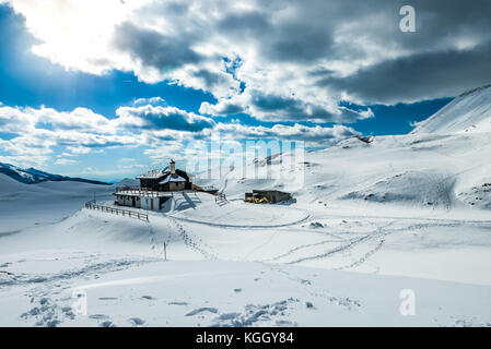 Chalet d'hiver en montagne, vue aérienne au cours de journée ensoleillée Banque D'Images