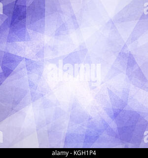 Triangle violet avec éclairage arrière-plan blanc Banque D'Images