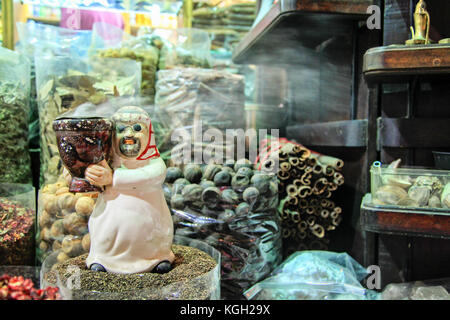 Photo gros plan de sacs remplis de différentes sortes d'épices, souk aux épices, bur Dubai Banque D'Images