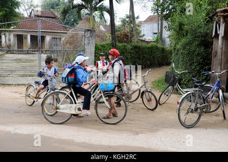 Binh Dinh, le Viet nam- nov 3, 2017:groupe d'asian kid se tenir ensemble après l'école à bicyclette, à campagne vietnamienne, élève le vélo pour aller à l'école Banque D'Images