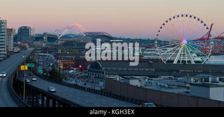 Une vue de Seattle, Washington tourné au crépuscule qui comprend des mineurs l'atterrissage, la Grande Roue, Mt. Rainier, et Century link Field. Banque D'Images