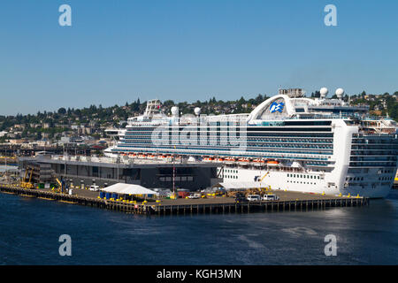 Le navire de croisière Ruby Princess dock à Seattle, Washington. Banque D'Images