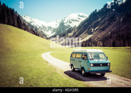 Oberstdorf, Bavière, Allemagne - 10 mai 2017 : bleu et blanc vintage vw bully camping car la conduite sur la route de la vallée de montagne dans la vallée de trettachtal, allgauer alpes. Banque D'Images