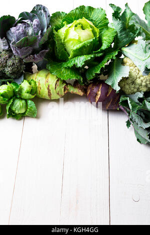 Chou-fleur Brocoli de divers. Assortiment de choux blanc sur fond de bois. Mise à plat Banque D'Images