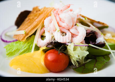 Salade de crevettes avec sauce Banque D'Images