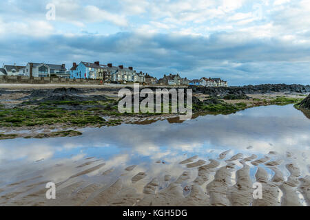 Une vue sur le front de mer, sur plage de la ville, conseil informatique sur anglesey Banque D'Images