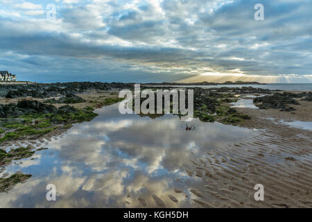 Une vue sur le front de mer, sur plage de la ville, conseil informatique sur anglesey Banque D'Images