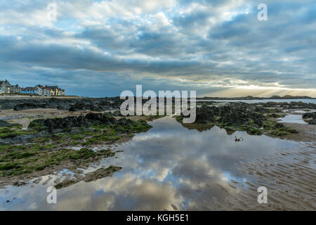 Une vue sur le front de mer, sur plage de la ville, conseil informatique sur anglesey Banque D'Images