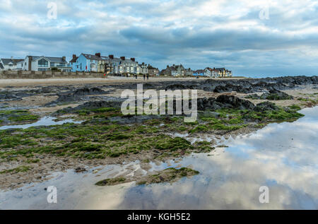 Une vue sur le front de mer, sur plage de la ville, conseil informatique sur anglesey Banque D'Images