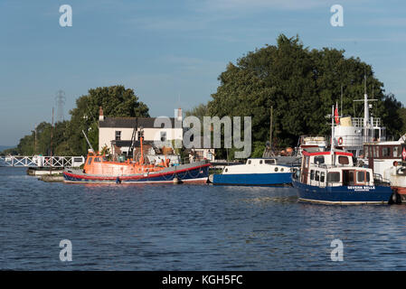 Ancien Bateau de sauvetage Shoreham à côté d'un chantier à Saul Junction sur la netteté et Gloucester Gloucestershire UK Canal Banque D'Images