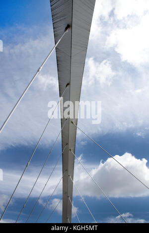 GLASGOW, ÉCOSSE - 28 juillet 2014 : Belle journée d'été à l'Arc ou Clyde mieux connu à Glasgow comme le Pont aux. Banque D'Images