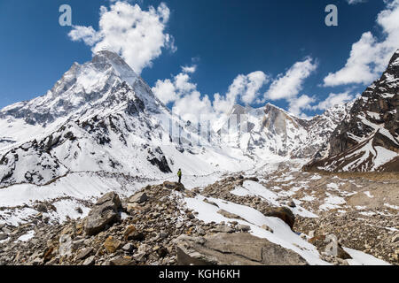 Shivling meru et regarder les pics dans un cadre panoramique est toujours un régal pour nos yeux. Deux des plus majestueux dans l'Himalaya indien. Banque D'Images