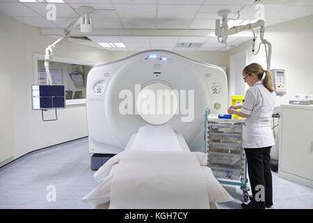 Un manipulateur en préparation d'une machine d'IRM pour un patient dans un hôpital au Royaume-Uni Banque D'Images