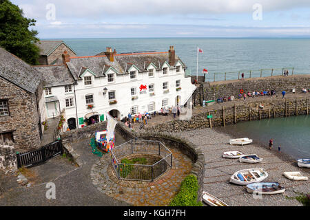 Les gens profiter du soleil à l'extérieur de l'hôtel Red Lion, Clovelly, Devon, UK Banque D'Images