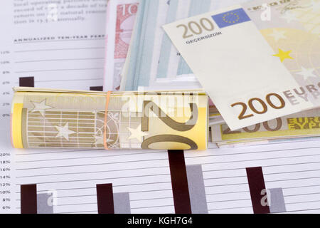 Concept finance, les billets en euros avec l'arrière-plan du graphique à barres. Banque D'Images