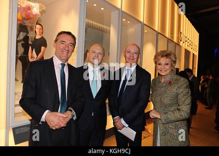 Angela Ripon, Seigneur O'Neil ,Bruce Savage et Ian Blatchford hébergeant les superbactéries au Musée des sciences 8/1/2017 Banque D'Images