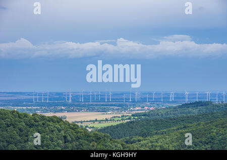 Parc éolien dans les montagnes du Harz près de Falkenstein, Saxe-Anhalt, Allemagne. Banque D'Images