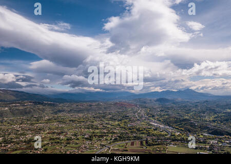 Vue aérienne d'une campagne italienne avec une forte et ciel nuageux. Banque D'Images