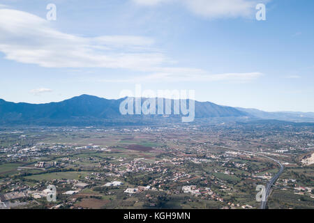 Vue aérienne d'une campagne italienne avec une forte et ciel nuageux. Banque D'Images