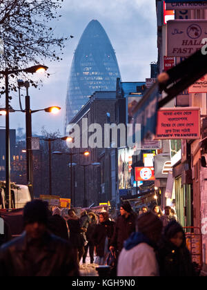 Vue du côté de Whitechapel Road en direction de la tour de Norman Foster le Gherkin, 30 St Mary Axe, dans la ville de Londres, à 1,6 km. Banque D'Images