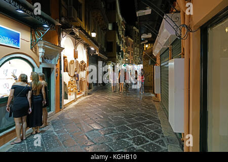 La ville de Corfu, Grèce : les touristes coin boire et faire du shopping dans la soirée dans les rues de la vieille ville de kerkyra corfu Banque D'Images