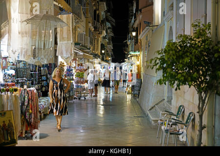 La ville de Corfu, Grèce : les touristes coin boire et faire du shopping dans la soirée dans les rues de la vieille ville de kerkyra corfu Banque D'Images